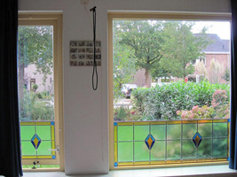 Poetsen van het glas-in-lood raam