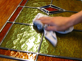 Poetsen van het glas-in-lood raam