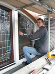 het plaatsen van het glas-in-lood paneel