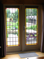 Glas-in-lood met gekleurde rand in tuindeuren