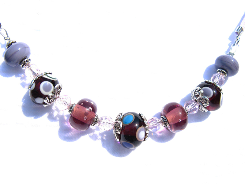 Ketting met glaskralen in paarstinten