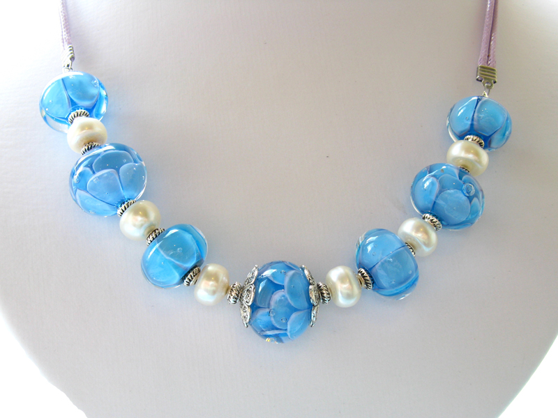 Ketting met glaskralen blauw met parels