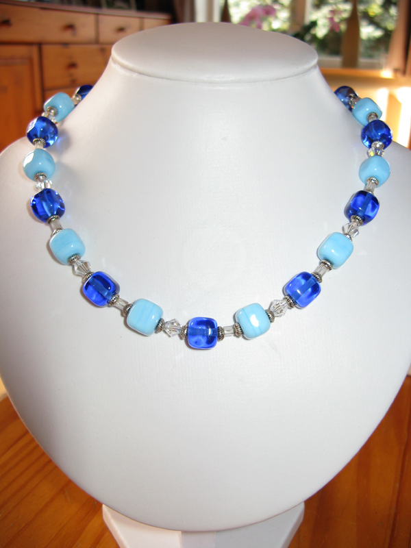 Ketting met vierkante glaskralen in blauwtinten