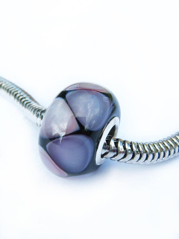 Glaskraal met zilveren kern in paars