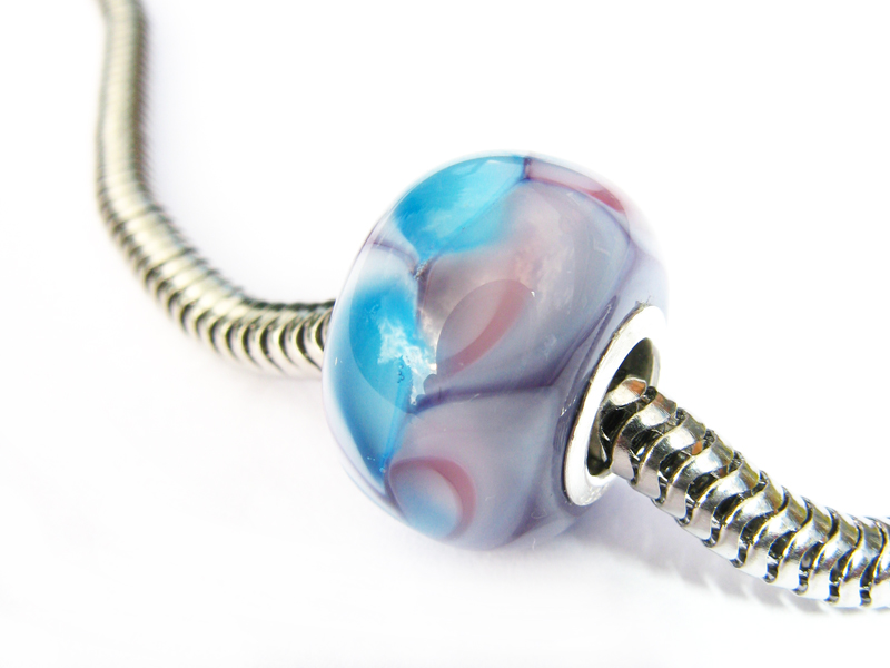 Glaskraal met zilveren kern paars-blauw
